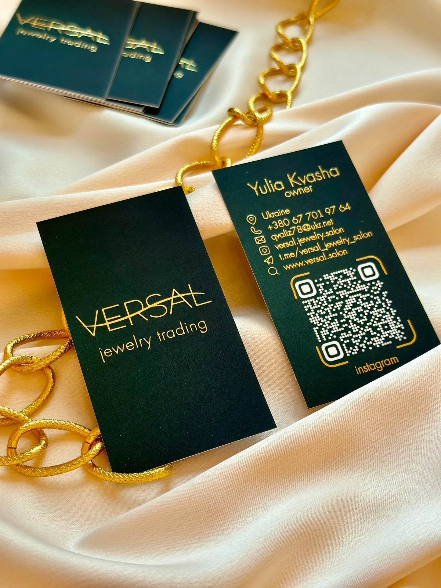 Візитки з об'ємним золотим фольгуванням