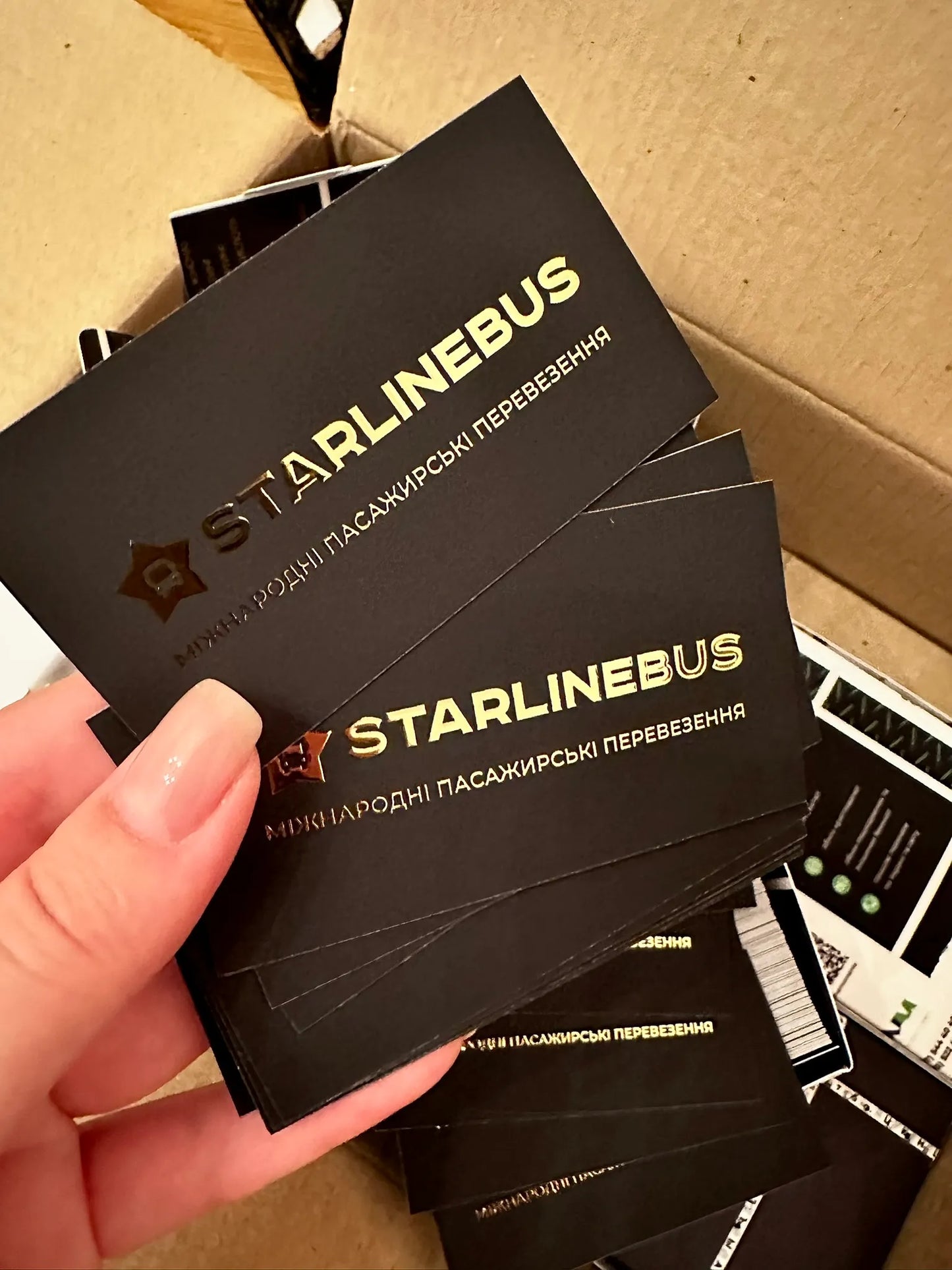 Візитки з об'ємним золотим фольгуванням