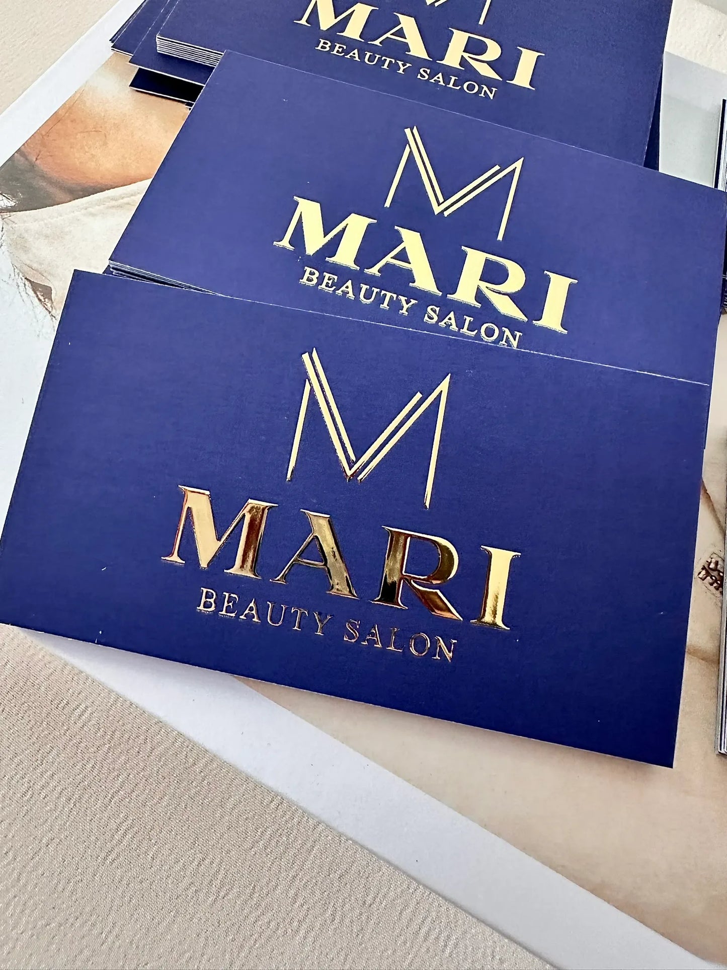 Візитки з об'ємним золотим фольгуванням